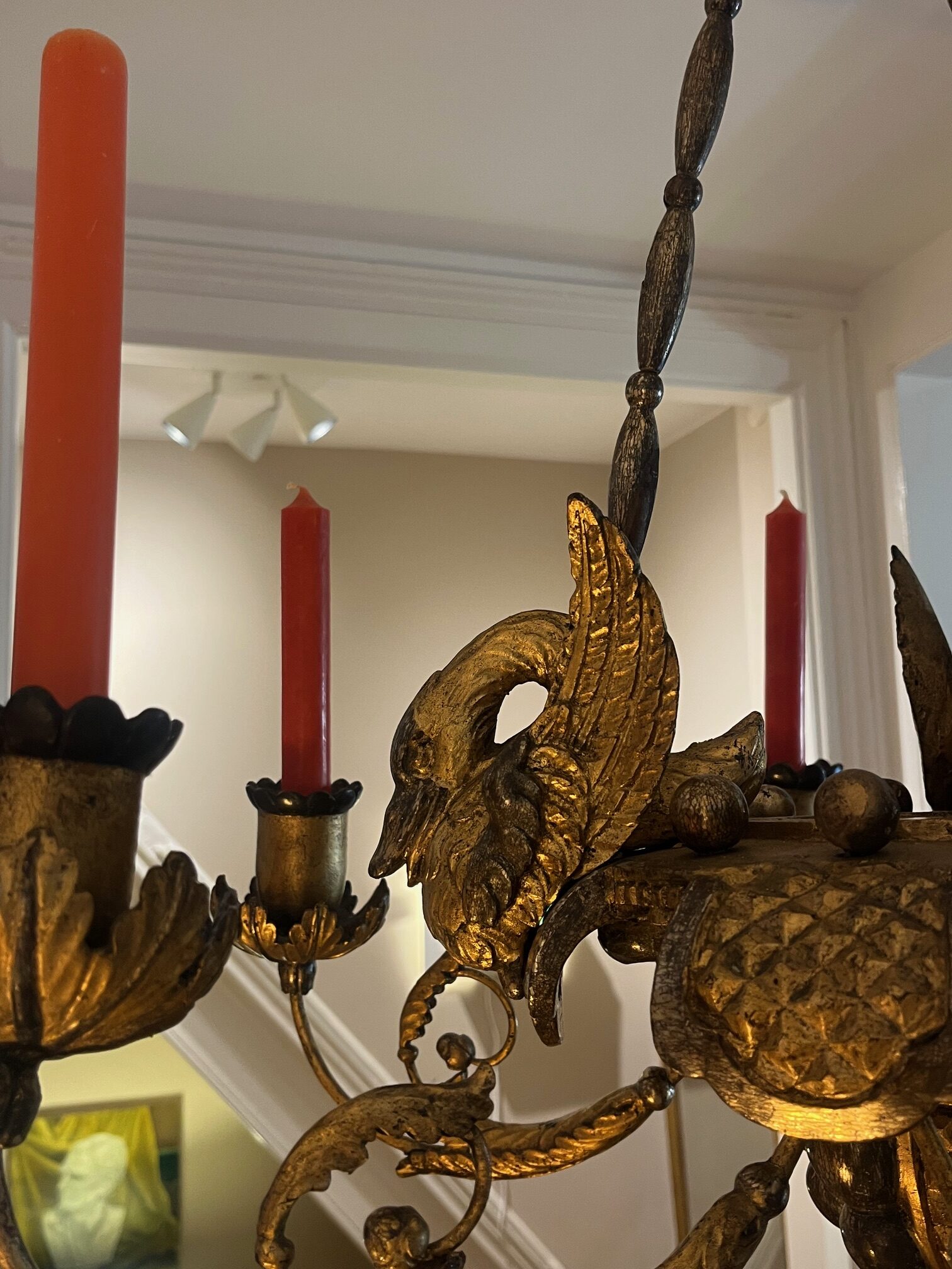 Italiaanse kroonluchter met houtgesneden zwanen
